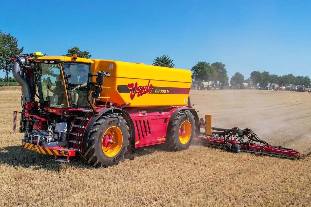 Spandiliquame semovente a 2 assi sterzanti da 22 metri cubi con barra posteriore per l'iniezione diretta nel terreno
